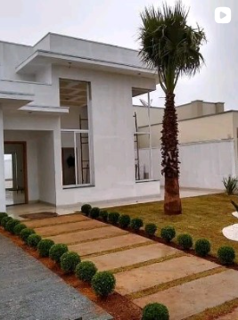 Jardim lateral com grama e plantas ornamentais